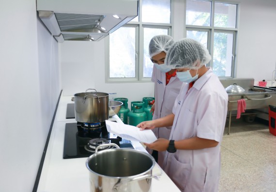 ภาพกิจกรรม โปรแกรมวิชาวิทยาศาสตร์และเทคโนโลยีการอาหาร จัดอบรมเชิงปฏิบัติการ เรื่อง การพัฒนาผลิตภัณฑ์เครื่องดื่มเพื่อสุขภาพ