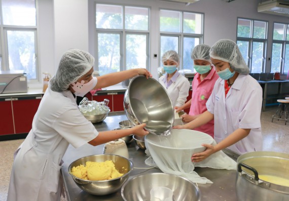 ภาพกิจกรรม โปรแกรมวิชาวิทยาศาสตร์และเทคโนโลยีการอาหาร จัดอบรมเชิงปฏิบัติการ เรื่อง การพัฒนาผลิตภัณฑ์เครื่องดื่มเพื่อสุขภาพ