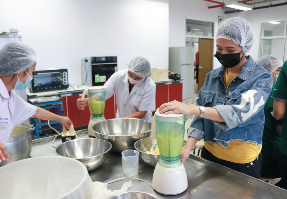 ภาพกิจกรรม โปรแกรมวิชาวิทยาศาสตร์และเทคโนโลยีการอาหาร จัดอบรมเชิงปฏิบัติการ เรื่อง การพัฒนาผลิตภัณฑ์เครื่องดื่มเพื่อสุขภาพ