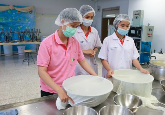 ภาพกิจกรรม โปรแกรมวิชาวิทยาศาสตร์และเทคโนโลยีการอาหาร จัดอบรมเชิงปฏิบัติการ เรื่อง การพัฒนาผลิตภัณฑ์เครื่องดื่มเพื่อสุขภาพ