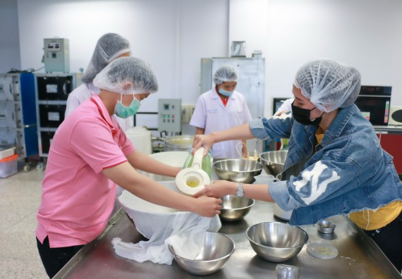 ภาพกิจกรรม โปรแกรมวิชาวิทยาศาสตร์และเทคโนโลยีการอาหาร จัดอบรมเชิงปฏิบัติการ เรื่อง การพัฒนาผลิตภัณฑ์เครื่องดื่มเพื่อสุขภาพ