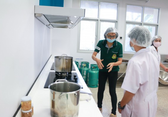 ภาพกิจกรรม โปรแกรมวิชาวิทยาศาสตร์และเทคโนโลยีการอาหาร จัดอบรมเชิงปฏิบัติการ เรื่อง การพัฒนาผลิตภัณฑ์เครื่องดื่มเพื่อสุขภาพ