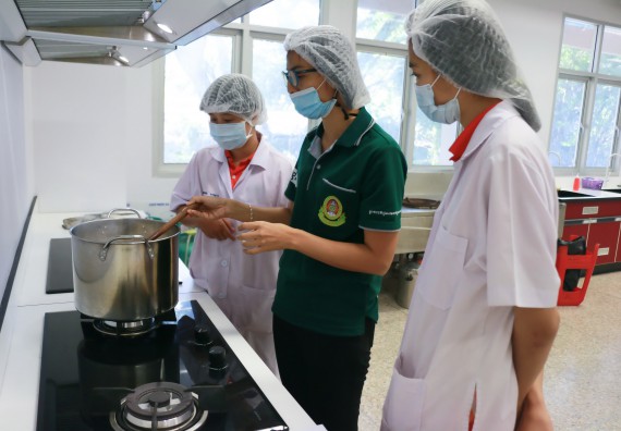 ภาพกิจกรรม โปรแกรมวิชาวิทยาศาสตร์และเทคโนโลยีการอาหาร จัดอบรมเชิงปฏิบัติการ เรื่อง การพัฒนาผลิตภัณฑ์เครื่องดื่มเพื่อสุขภาพ