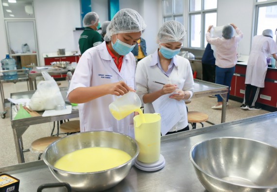 ภาพกิจกรรม โปรแกรมวิชาวิทยาศาสตร์และเทคโนโลยีการอาหาร จัดอบรมเชิงปฏิบัติการ เรื่อง การพัฒนาผลิตภัณฑ์เครื่องดื่มเพื่อสุขภาพ