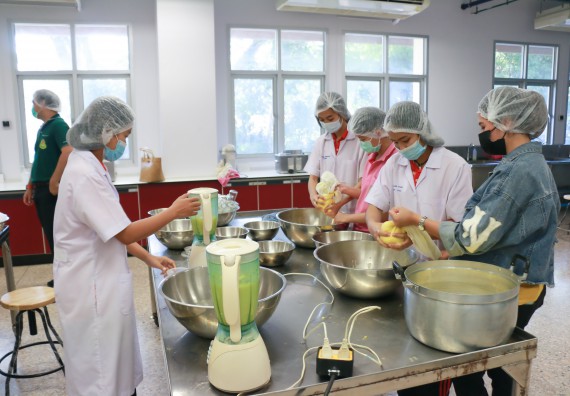 ภาพกิจกรรม โปรแกรมวิชาวิทยาศาสตร์และเทคโนโลยีการอาหาร จัดอบรมเชิงปฏิบัติการ เรื่อง การพัฒนาผลิตภัณฑ์เครื่องดื่มเพื่อสุขภาพ