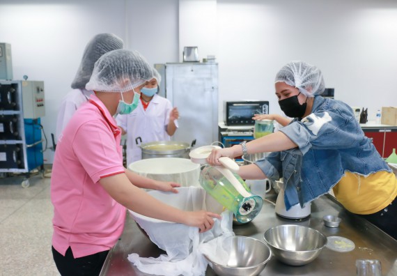 ภาพกิจกรรม โปรแกรมวิชาวิทยาศาสตร์และเทคโนโลยีการอาหาร จัดอบรมเชิงปฏิบัติการ เรื่อง การพัฒนาผลิตภัณฑ์เครื่องดื่มเพื่อสุขภาพ