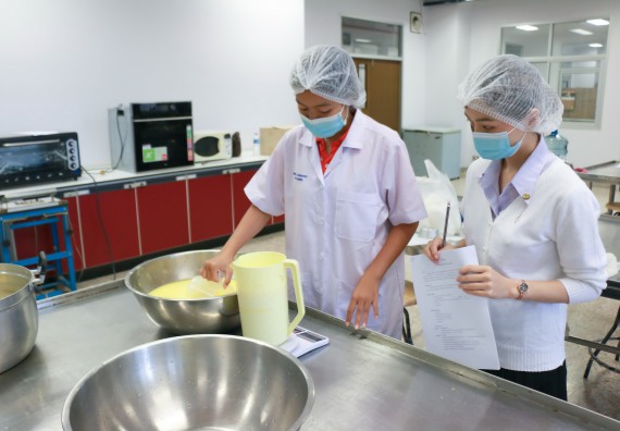 ภาพกิจกรรม โปรแกรมวิชาวิทยาศาสตร์และเทคโนโลยีการอาหาร จัดอบรมเชิงปฏิบัติการ เรื่อง การพัฒนาผลิตภัณฑ์เครื่องดื่มเพื่อสุขภาพ