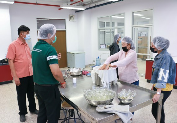 ภาพกิจกรรม โปรแกรมวิชาวิทยาศาสตร์และเทคโนโลยีการอาหาร จัดอบรมเชิงปฏิบัติการ เรื่อง การพัฒนาผลิตภัณฑ์เครื่องดื่มเพื่อสุขภาพ