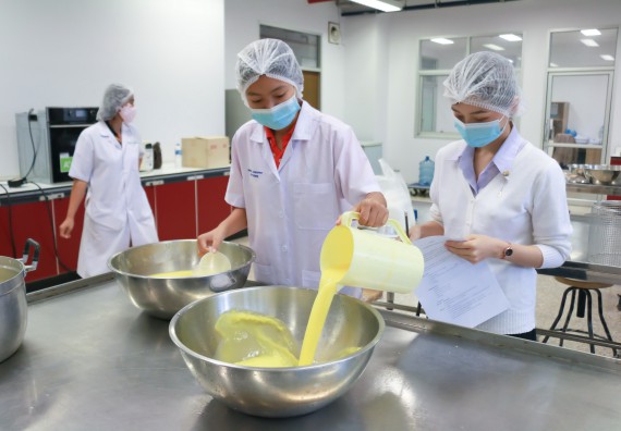 ภาพกิจกรรม โปรแกรมวิชาวิทยาศาสตร์และเทคโนโลยีการอาหาร จัดอบรมเชิงปฏิบัติการ เรื่อง การพัฒนาผลิตภัณฑ์เครื่องดื่มเพื่อสุขภาพ