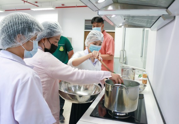 ภาพกิจกรรม โปรแกรมวิชาวิทยาศาสตร์และเทคโนโลยีการอาหาร จัดอบรมเชิงปฏิบัติการ เรื่อง การพัฒนาผลิตภัณฑ์เครื่องดื่มเพื่อสุขภาพ