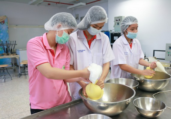 ภาพกิจกรรม โปรแกรมวิชาวิทยาศาสตร์และเทคโนโลยีการอาหาร จัดอบรมเชิงปฏิบัติการ เรื่อง การพัฒนาผลิตภัณฑ์เครื่องดื่มเพื่อสุขภาพ