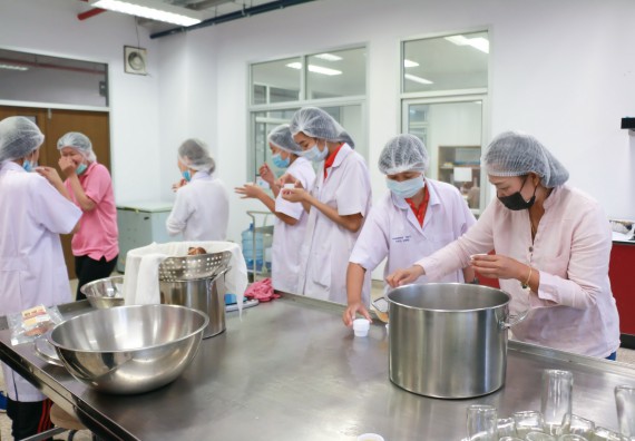 ภาพกิจกรรม โปรแกรมวิชาวิทยาศาสตร์และเทคโนโลยีการอาหาร จัดอบรมเชิงปฏิบัติการ เรื่อง การพัฒนาผลิตภัณฑ์เครื่องดื่มเพื่อสุขภาพ