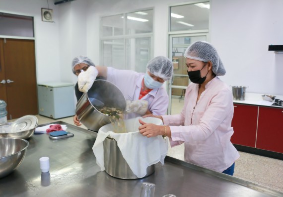 ภาพกิจกรรม โปรแกรมวิชาวิทยาศาสตร์และเทคโนโลยีการอาหาร จัดอบรมเชิงปฏิบัติการ เรื่อง การพัฒนาผลิตภัณฑ์เครื่องดื่มเพื่อสุขภาพ