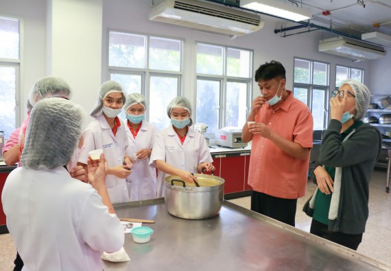 ภาพกิจกรรม โปรแกรมวิชาวิทยาศาสตร์และเทคโนโลยีการอาหาร จัดอบรมเชิงปฏิบัติการ เรื่อง การพัฒนาผลิตภัณฑ์เครื่องดื่มเพื่อสุขภาพ
