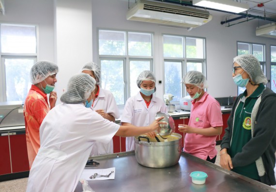 ภาพกิจกรรม โปรแกรมวิชาวิทยาศาสตร์และเทคโนโลยีการอาหาร จัดอบรมเชิงปฏิบัติการ เรื่อง การพัฒนาผลิตภัณฑ์เครื่องดื่มเพื่อสุขภาพ