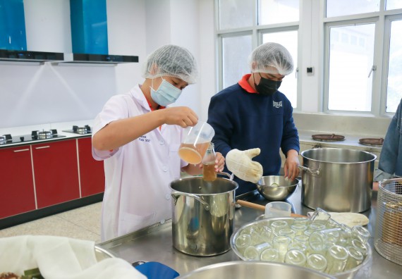 ภาพกิจกรรม โปรแกรมวิชาวิทยาศาสตร์และเทคโนโลยีการอาหาร จัดอบรมเชิงปฏิบัติการ เรื่อง การพัฒนาผลิตภัณฑ์เครื่องดื่มเพื่อสุขภาพ