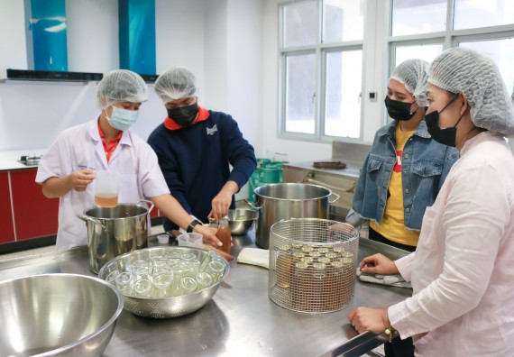 ภาพกิจกรรม โปรแกรมวิชาวิทยาศาสตร์และเทคโนโลยีการอาหาร จัดอบรมเชิงปฏิบัติการ เรื่อง การพัฒนาผลิตภัณฑ์เครื่องดื่มเพื่อสุขภาพ