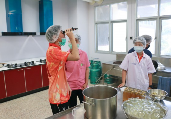 ภาพกิจกรรม โปรแกรมวิชาวิทยาศาสตร์และเทคโนโลยีการอาหาร จัดอบรมเชิงปฏิบัติการ เรื่อง การพัฒนาผลิตภัณฑ์เครื่องดื่มเพื่อสุขภาพ