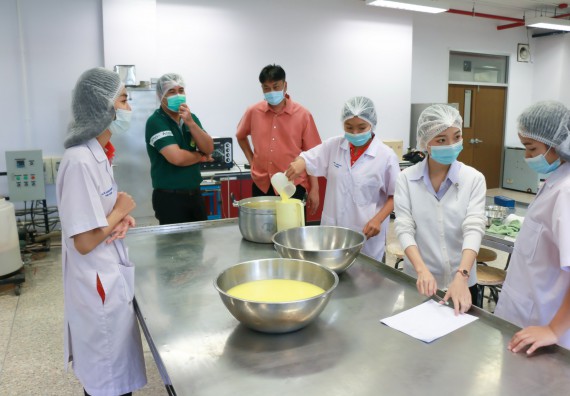 ภาพกิจกรรม โปรแกรมวิชาวิทยาศาสตร์และเทคโนโลยีการอาหาร จัดอบรมเชิงปฏิบัติการ เรื่อง การพัฒนาผลิตภัณฑ์เครื่องดื่มเพื่อสุขภาพ