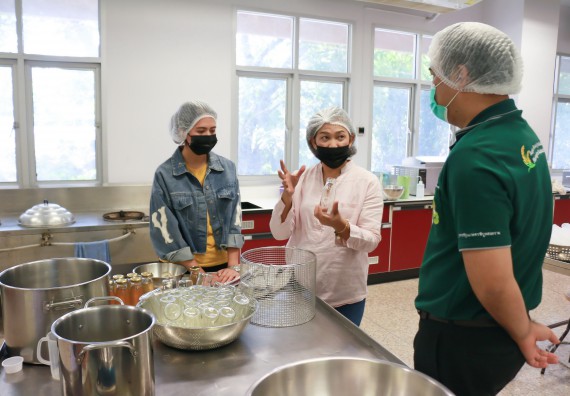 ภาพกิจกรรม โปรแกรมวิชาวิทยาศาสตร์และเทคโนโลยีการอาหาร จัดอบรมเชิงปฏิบัติการ เรื่อง การพัฒนาผลิตภัณฑ์เครื่องดื่มเพื่อสุขภาพ