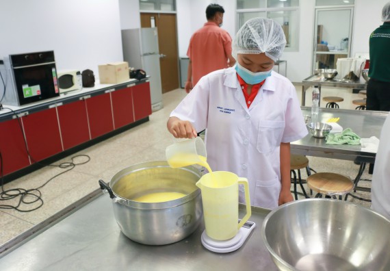 ภาพกิจกรรม โปรแกรมวิชาวิทยาศาสตร์และเทคโนโลยีการอาหาร จัดอบรมเชิงปฏิบัติการ เรื่อง การพัฒนาผลิตภัณฑ์เครื่องดื่มเพื่อสุขภาพ