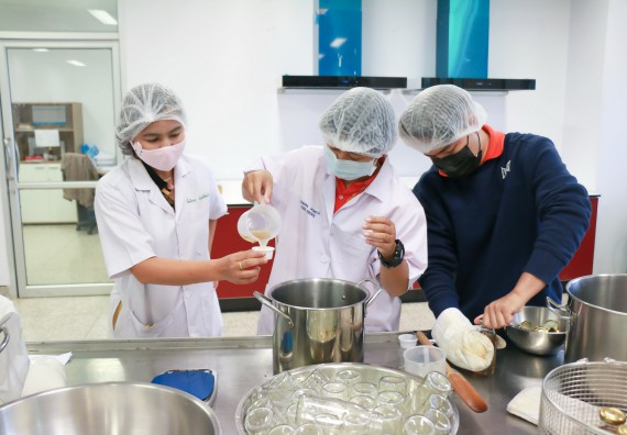 ภาพกิจกรรม โปรแกรมวิชาวิทยาศาสตร์และเทคโนโลยีการอาหาร จัดอบรมเชิงปฏิบัติการ เรื่อง การพัฒนาผลิตภัณฑ์เครื่องดื่มเพื่อสุขภาพ