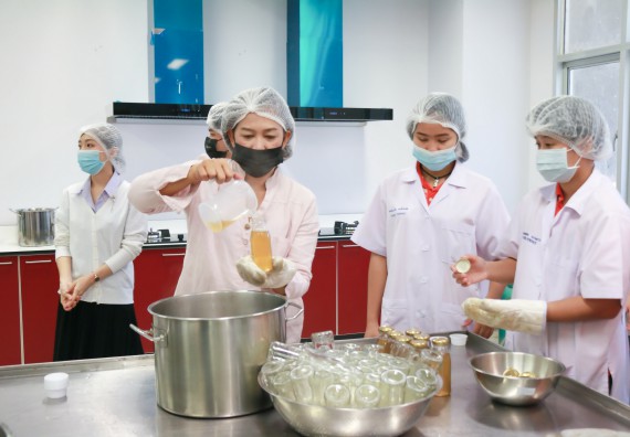 ภาพกิจกรรม โปรแกรมวิชาวิทยาศาสตร์และเทคโนโลยีการอาหาร จัดอบรมเชิงปฏิบัติการ เรื่อง การพัฒนาผลิตภัณฑ์เครื่องดื่มเพื่อสุขภาพ