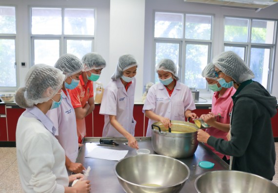 ภาพกิจกรรม โปรแกรมวิชาวิทยาศาสตร์และเทคโนโลยีการอาหาร จัดอบรมเชิงปฏิบัติการ เรื่อง การพัฒนาผลิตภัณฑ์เครื่องดื่มเพื่อสุขภาพ