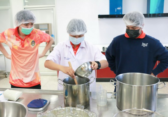 ภาพกิจกรรม โปรแกรมวิชาวิทยาศาสตร์และเทคโนโลยีการอาหาร จัดอบรมเชิงปฏิบัติการ เรื่อง การพัฒนาผลิตภัณฑ์เครื่องดื่มเพื่อสุขภาพ