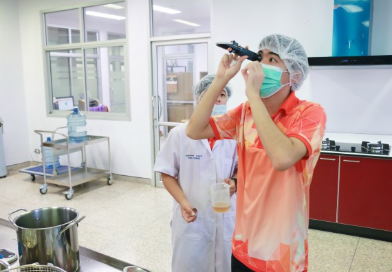 ภาพกิจกรรม โปรแกรมวิชาวิทยาศาสตร์และเทคโนโลยีการอาหาร จัดอบรมเชิงปฏิบัติการ เรื่อง การพัฒนาผลิตภัณฑ์เครื่องดื่มเพื่อสุขภาพ