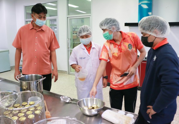 ภาพกิจกรรม โปรแกรมวิชาวิทยาศาสตร์และเทคโนโลยีการอาหาร จัดอบรมเชิงปฏิบัติการ เรื่อง การพัฒนาผลิตภัณฑ์เครื่องดื่มเพื่อสุขภาพ