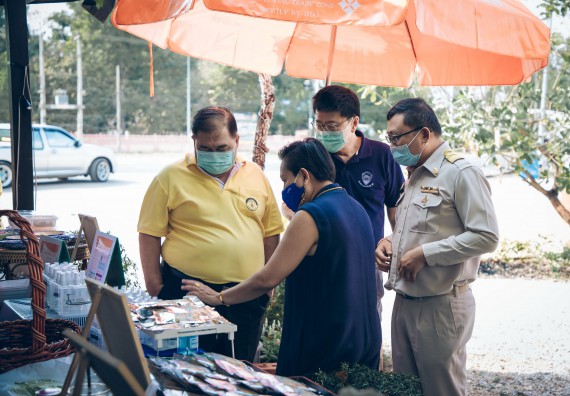 ภาพกิจกรรม คณะวิทยาศาสตร์และเทคโนโลยี จัดกิจกรรม Farmer market จำหน่ายสินค้าเกษตรปลอดภัย และแปรรูป