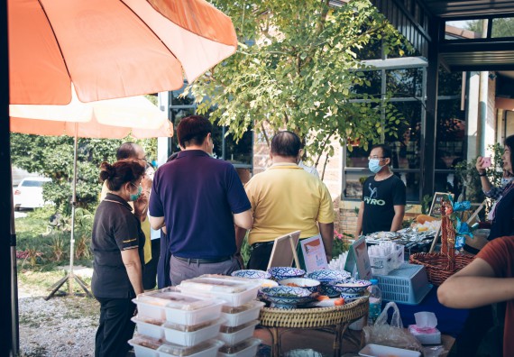 ภาพกิจกรรม คณะวิทยาศาสตร์และเทคโนโลยี จัดกิจกรรม Farmer market จำหน่ายสินค้าเกษตรปลอดภัย และแปรรูป