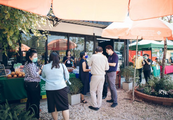 ภาพกิจกรรม คณะวิทยาศาสตร์และเทคโนโลยี จัดกิจกรรม Farmer market จำหน่ายสินค้าเกษตรปลอดภัย และแปรรูป