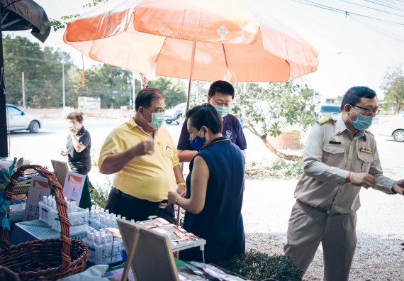 ภาพกิจกรรม คณะวิทยาศาสตร์และเทคโนโลยี จัดกิจกรรม Farmer market จำหน่ายสินค้าเกษตรปลอดภัย และแปรรูป