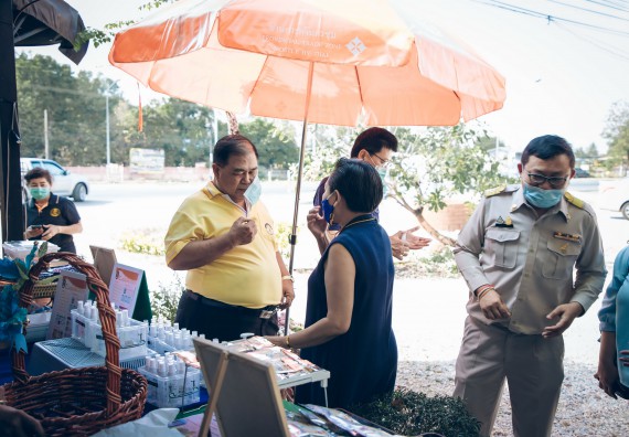ภาพกิจกรรม คณะวิทยาศาสตร์และเทคโนโลยี จัดกิจกรรม Farmer market จำหน่ายสินค้าเกษตรปลอดภัย และแปรรูป