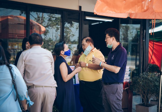 ภาพกิจกรรม คณะวิทยาศาสตร์และเทคโนโลยี จัดกิจกรรม Farmer market จำหน่ายสินค้าเกษตรปลอดภัย และแปรรูป