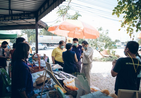 ภาพกิจกรรม คณะวิทยาศาสตร์และเทคโนโลยี จัดกิจกรรม Farmer market จำหน่ายสินค้าเกษตรปลอดภัย และแปรรูป