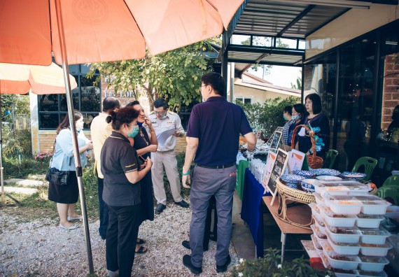 ภาพกิจกรรม คณะวิทยาศาสตร์และเทคโนโลยี จัดกิจกรรม Farmer market จำหน่ายสินค้าเกษตรปลอดภัย และแปรรูป