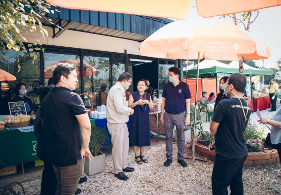 ภาพกิจกรรม คณะวิทยาศาสตร์และเทคโนโลยี จัดกิจกรรม Farmer market จำหน่ายสินค้าเกษตรปลอดภัย และแปรรูป