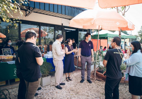 ภาพกิจกรรม คณะวิทยาศาสตร์และเทคโนโลยี จัดกิจกรรม Farmer market จำหน่ายสินค้าเกษตรปลอดภัย และแปรรูป