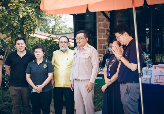 ภาพกิจกรรม คณะวิทยาศาสตร์และเทคโนโลยี จัดกิจกรรม Farmer market จำหน่ายสินค้าเกษตรปลอดภัย และแปรรูป