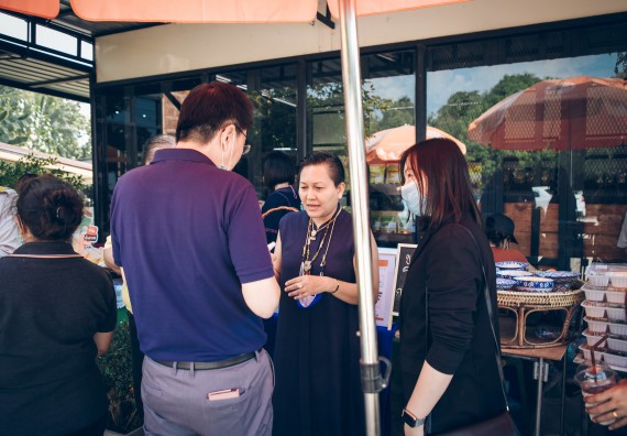 ภาพกิจกรรม คณะวิทยาศาสตร์และเทคโนโลยี จัดกิจกรรม Farmer market จำหน่ายสินค้าเกษตรปลอดภัย และแปรรูป