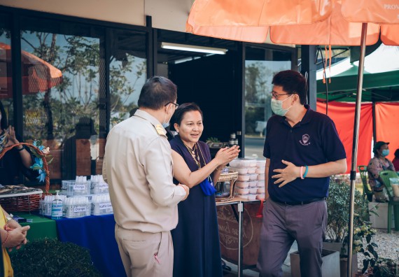 ภาพกิจกรรม คณะวิทยาศาสตร์และเทคโนโลยี จัดกิจกรรม Farmer market จำหน่ายสินค้าเกษตรปลอดภัย และแปรรูป