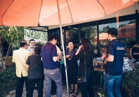 ภาพกิจกรรม คณะวิทยาศาสตร์และเทคโนโลยี จัดกิจกรรม Farmer market จำหน่ายสินค้าเกษตรปลอดภัย และแปรรูป