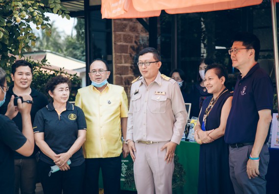 ภาพกิจกรรม คณะวิทยาศาสตร์และเทคโนโลยี จัดกิจกรรม Farmer market จำหน่ายสินค้าเกษตรปลอดภัย และแปรรูป