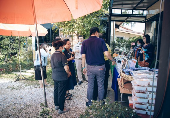 ภาพกิจกรรม คณะวิทยาศาสตร์และเทคโนโลยี จัดกิจกรรม Farmer market จำหน่ายสินค้าเกษตรปลอดภัย และแปรรูป