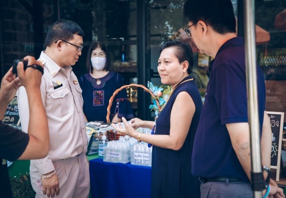 ภาพกิจกรรม คณะวิทยาศาสตร์และเทคโนโลยี จัดกิจกรรม Farmer market จำหน่ายสินค้าเกษตรปลอดภัย และแปรรูป