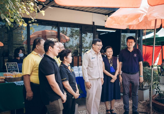 ภาพกิจกรรม คณะวิทยาศาสตร์และเทคโนโลยี จัดกิจกรรม Farmer market จำหน่ายสินค้าเกษตรปลอดภัย และแปรรูป