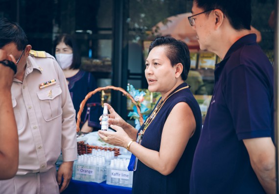 ภาพกิจกรรม คณะวิทยาศาสตร์และเทคโนโลยี จัดกิจกรรม Farmer market จำหน่ายสินค้าเกษตรปลอดภัย และแปรรูป